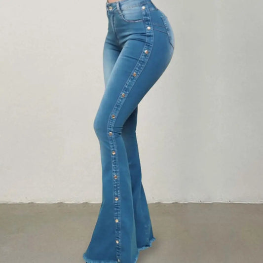 Schlagjeans mit hoher Taille - Vintage Denim mit weitem Bein und Nietenverzierung